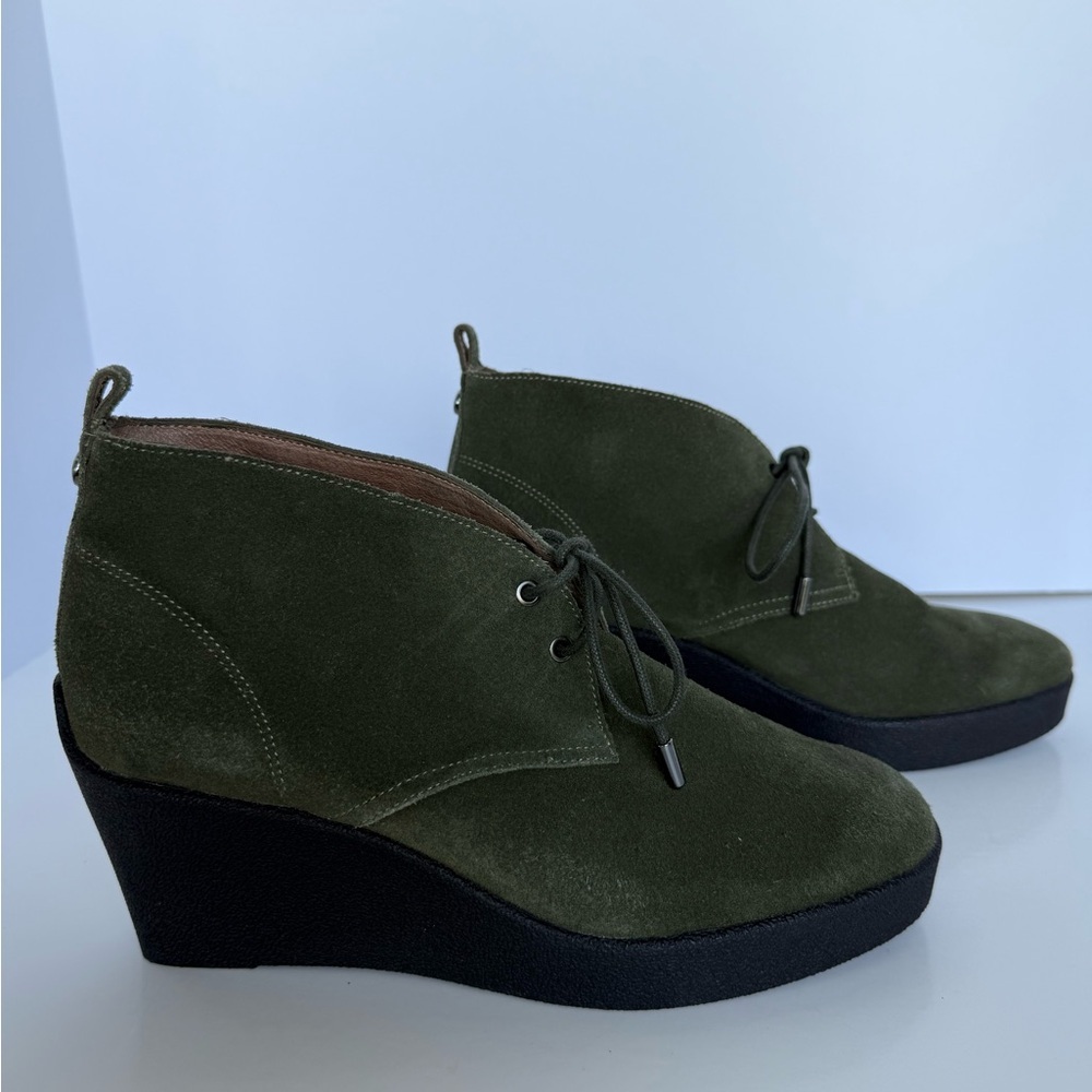 NWOT Donald J. Plimer green w/ black platform NAKKA wedge booties made of suede.